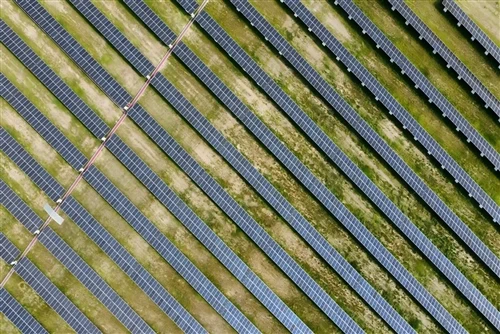 A globális napelemes kiegészítések 2025-ben elérték a 664 GW-ot